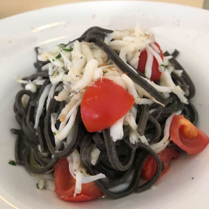 Tagliolini neri con pomodorini e bianchetti - Il Paradosso, Livorno