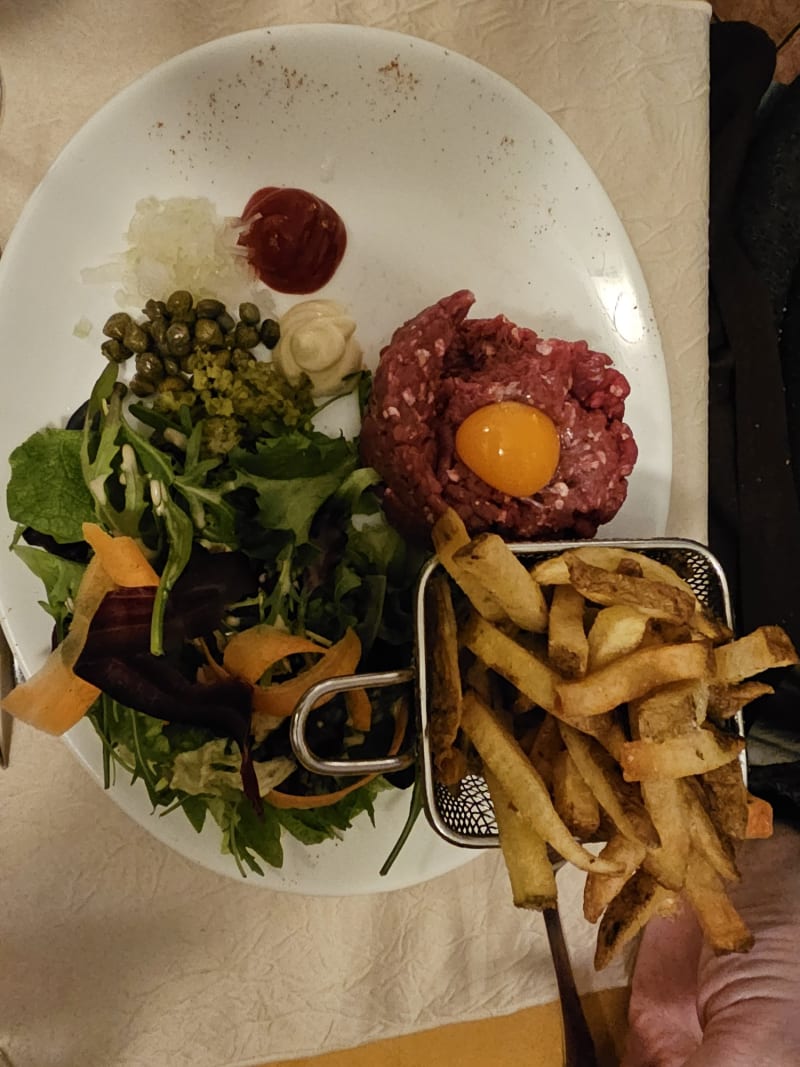 Tartare de boeuf haché à la minute frites maison et sa salade - Le Chalet d'Etiolles