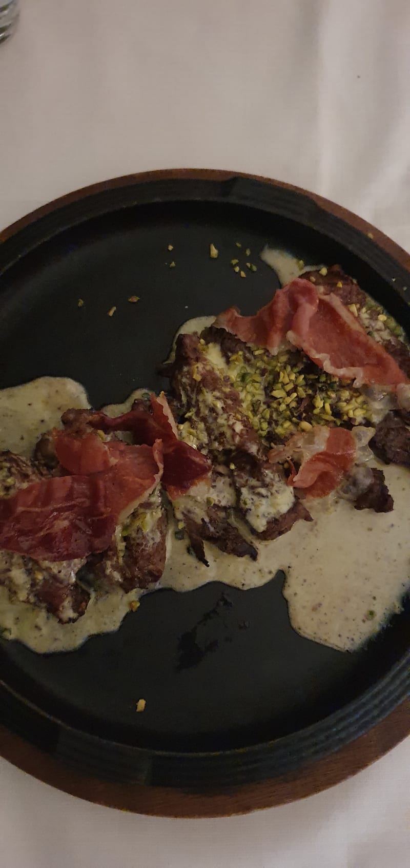 Tagliata Argentina con crema di pistacchio e croccante - Eremo