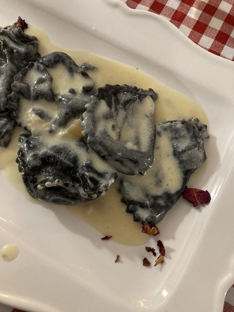 Tortelli in pasta nera Gorgonzola e pere - Le Verdi Cantine