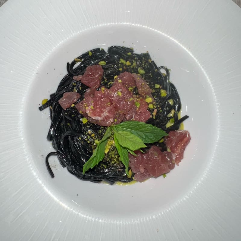 Spaghetti al nero di seppia con tonno e pistacchi  - MAGIC - Il Ristorante del Magic Hotel