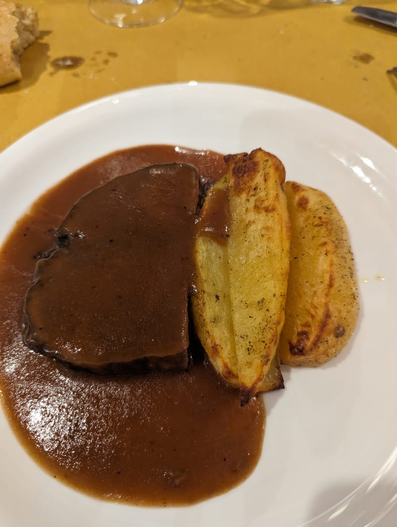 Cappello del prete di bovino brasato alla Barbera con patate al fornoAlba - Aldente Trattoria Quadrilatero, Turin