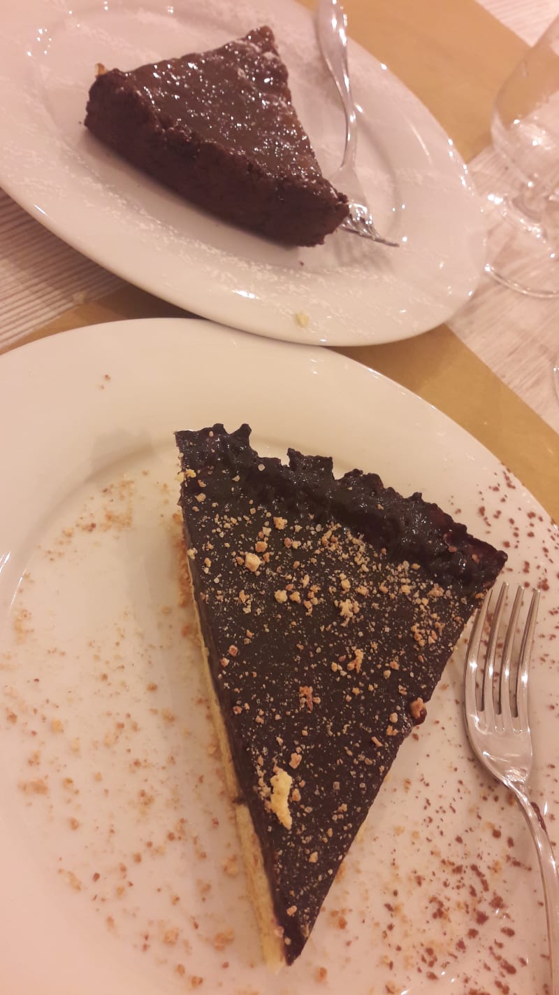 Due meravigliose varianti di crostata: cacao e amaretto - Trattoria Del Mutuo Soccorso Da Depa, Vinovo