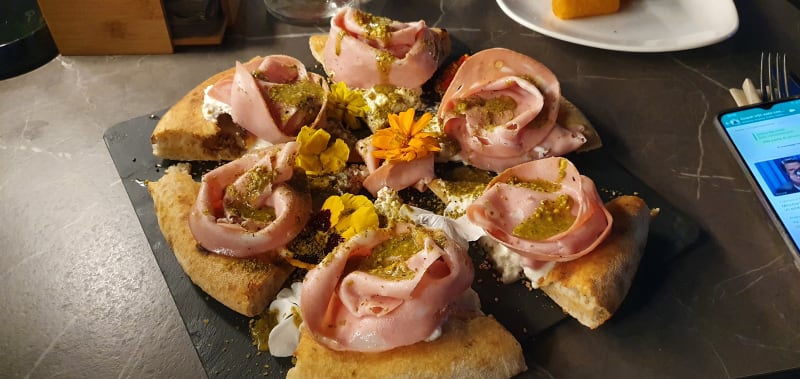 pizza con mortadella crema pistacchio  - Trilogy, Catania