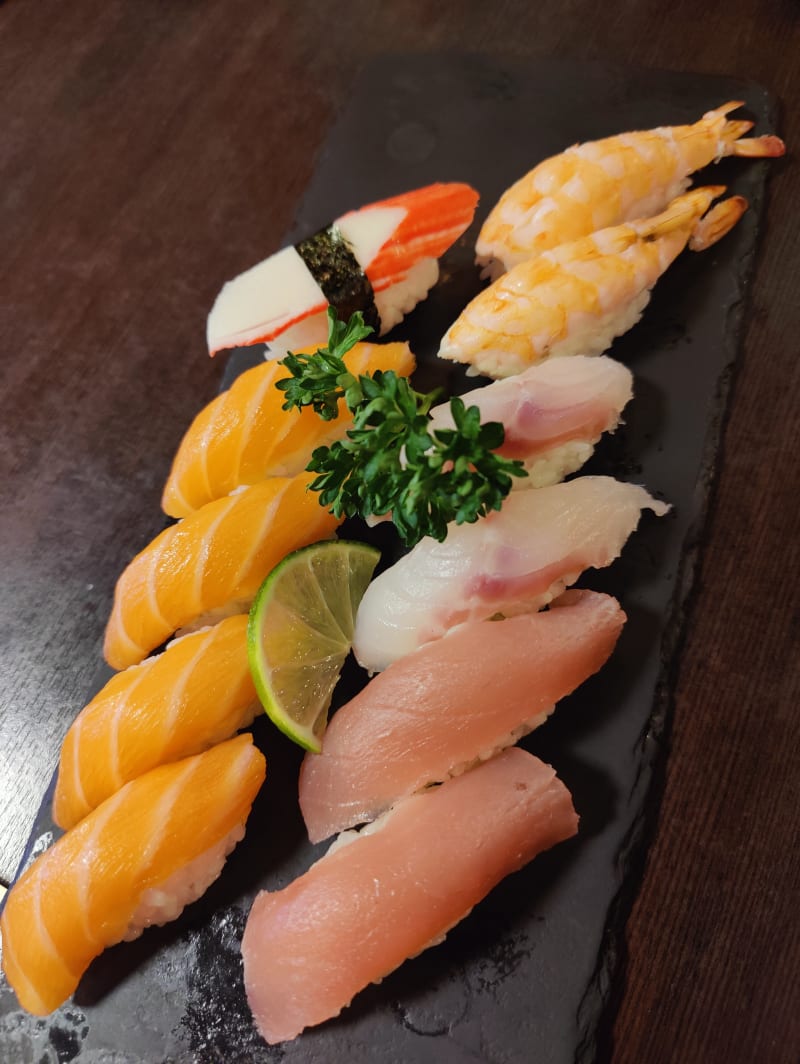 Piatto di sushi, sashimi e crudi di pesce - Picture of Koi, Parma -  Tripadvisor