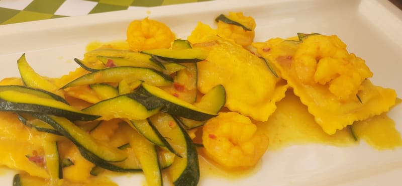 Tortelli di patate con gamberi, zucchine e zafferano. - VerdOliva, Florence