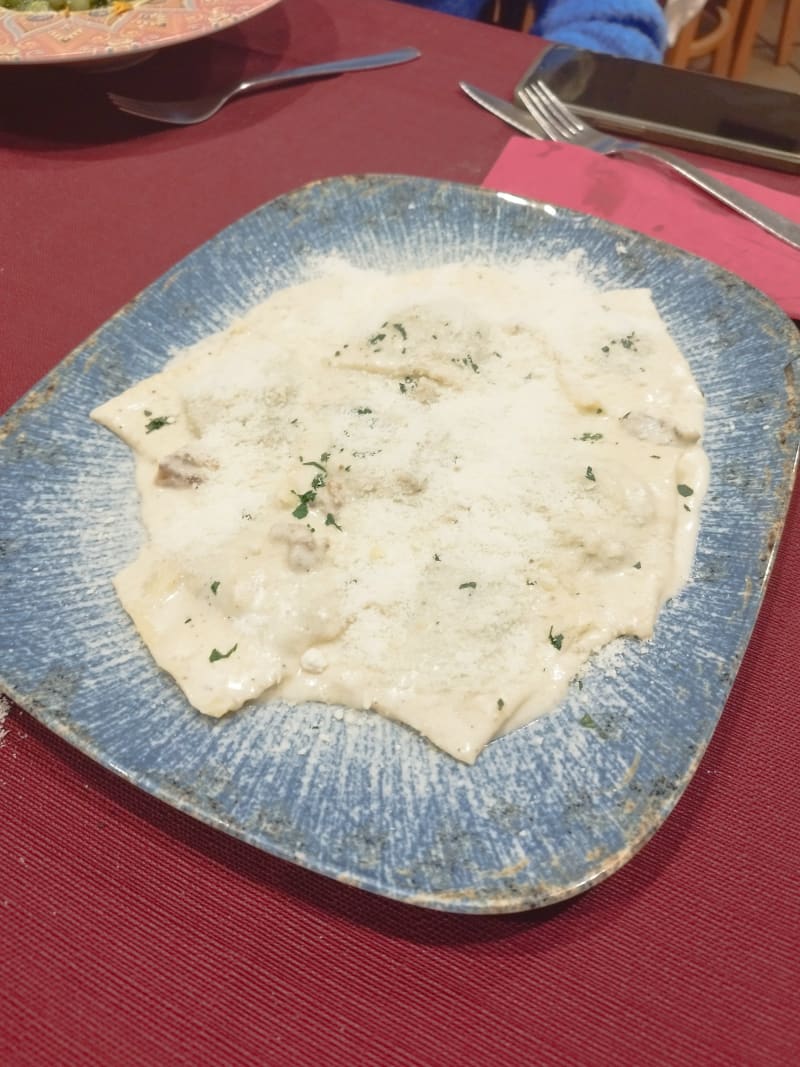 Ravioli con salsa de 5 quesos y nueces - Elite, Barcelona