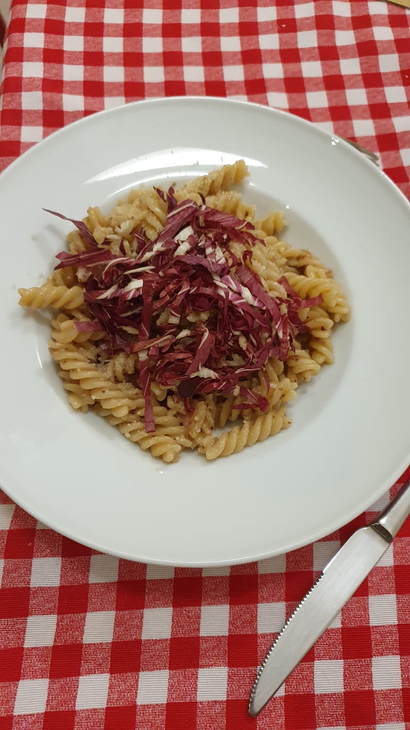 Fusilli con pesto di radicchio - Pastificio Cuomo Bistrot