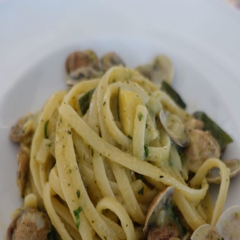 Linguine con vongole e zucchine - Pastificio Cuomo Bistrot