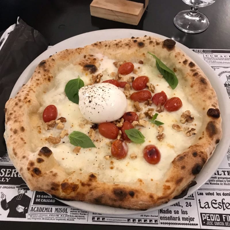 Pomodorini, noci, burrata, badilico - Pizzeria Napoletana La Giara Art, Gallipoli