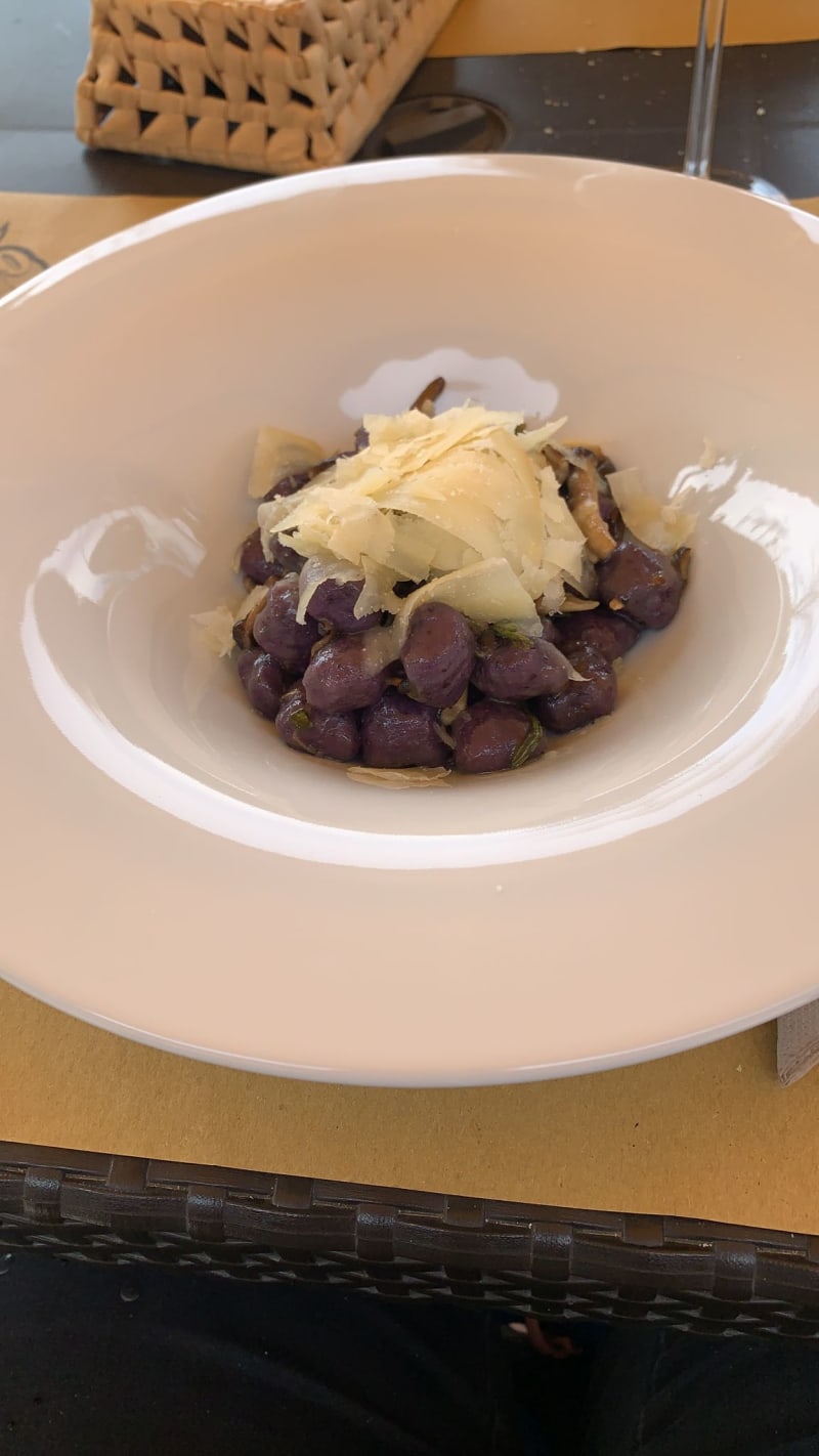 Gnocchi di patate viola con pioppine e raspadura - Osteria Vineria Il Borgo