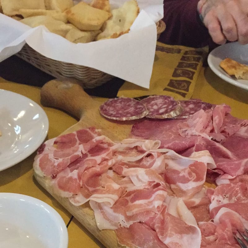 Torta fritta per niente unta e salumi fantastici! E poi abbondante!! - Osteria Del Calderone