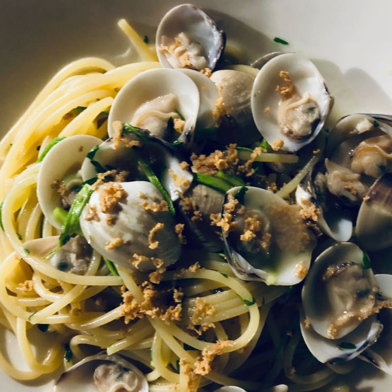 Spaghetti con vongole, zucchine e bottarga - Pietra di Fonte