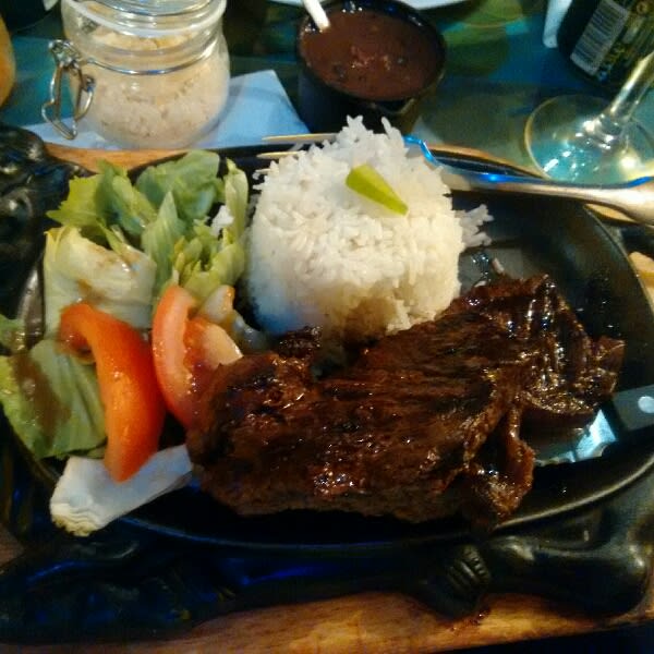 Un plat assez complet comprenant le steak de bœuf (picanha), le riz blanc à la brésilienne, les haricots noir, la petit salade et une très bonne farofa. Très bien pour une personne. - Carajas, Paris