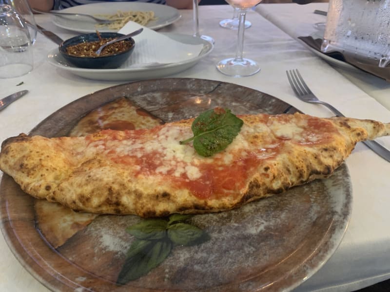 Calzone ripieno con mozzarella e pomodoro - Osteria da Daniele