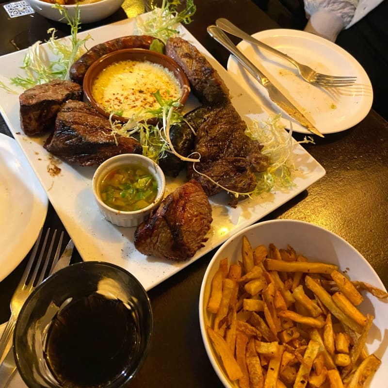 Planche de viandes à partager pour 4 personnes servie avec des frites et de la salade  - Volver Saint-Germain, Paris