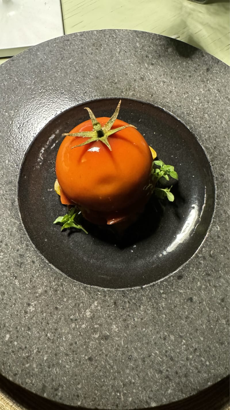 Pomodoro ripieno di mousse di melanzana su pane di timilia - Giardino di Pietra Ristorante Siciliano