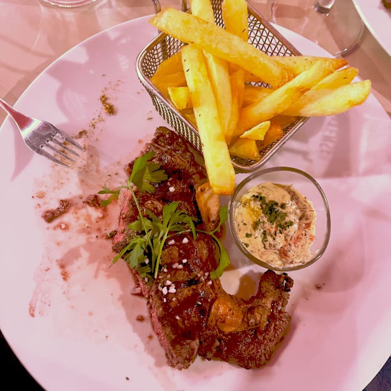 Super bonne viande tendre et juteuse et frites cuit comme il faut !  - Le Mecano, Fontainebleau