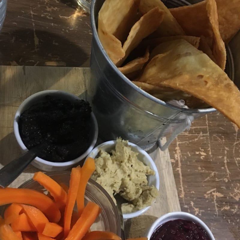 Nachos maison,  bâtonnets de carotte, tapenade, crème de betterave et houmous - La Cantine Arkose Nation, Paris