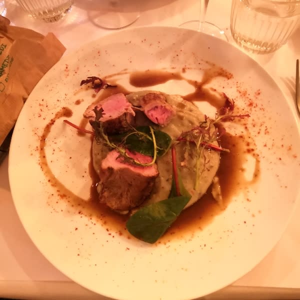 Médaillon de veau avec purée façon "Robuchon" à la tapenade de truffe - Le Lamarck, Paris