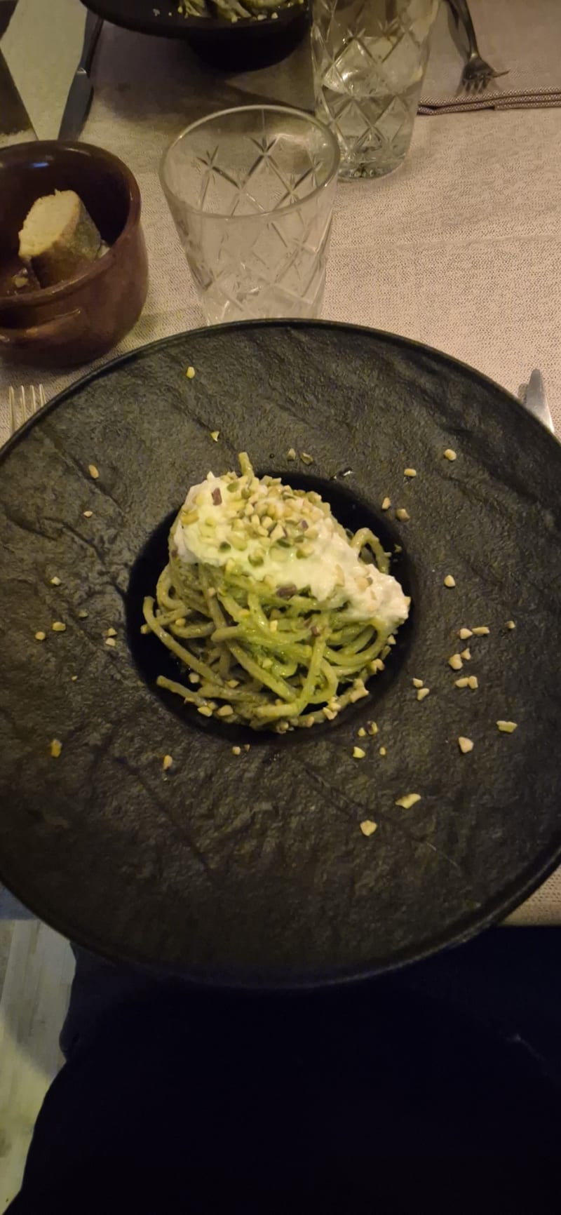 Pesto alla genovese, burratina, pomodorini e pistacchio - PepeNero Vineria Mestre, Venice