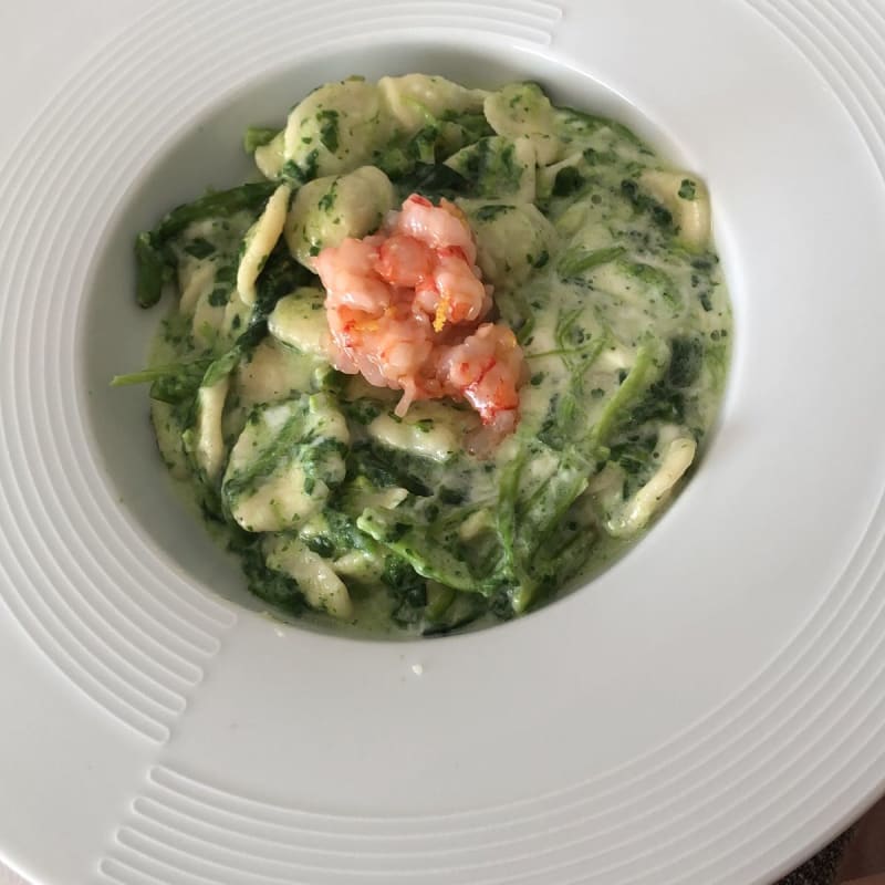 Orecchiette con cime di rapa stracciatella filante e tartare di gambero rosso con essenza di scorza di limone   - A un Passo dal Faro