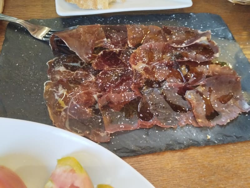 Cecina de buey de león con aceite de oliva y crujiente de almendras - VinoPremier - Francisco Silvela, Madrid