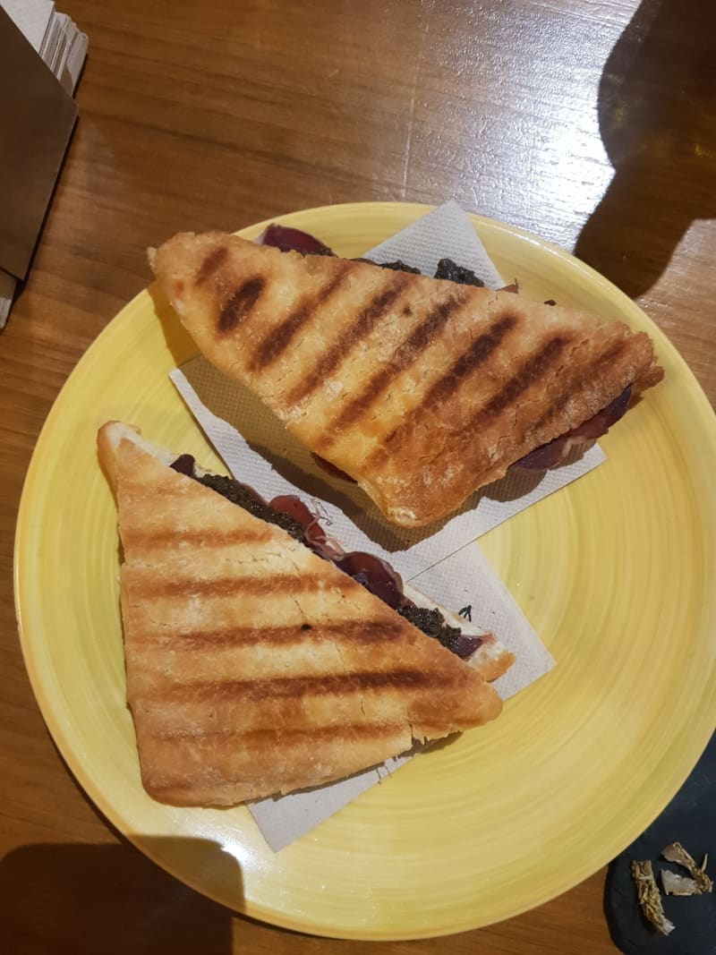 Cecina de buey con tapenade de aceituna y cebolla caramelizada - VinoPremier - Francisco Silvela, Madrid