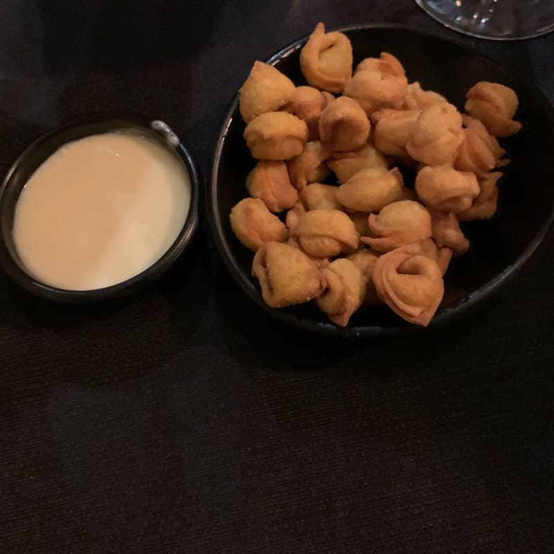 Tortellini fritti con crema di parmigiano in formato tapas - Bagus, Bologna