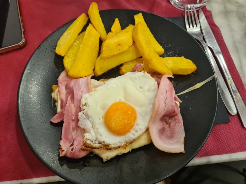 Milanesa americana (t.frito, q, bacón, huevo) c/guarnición  - Loren RestoBar, Barcelona