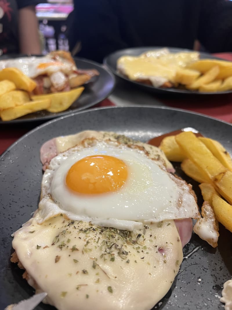 Milanesa napolitana (t.frito, jy q, huevo) c/guarnición - Loren RestoBar, Barcelona