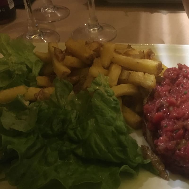 au-delà du tartare, il est très bon, mais à l'intérieur, il contient des câpres qui pourraient ne pas l'aimer.  les pommes de terre sont coupées comme des frites mais je pense qu'elles sont cuites au four - Le Drapeau, Paris