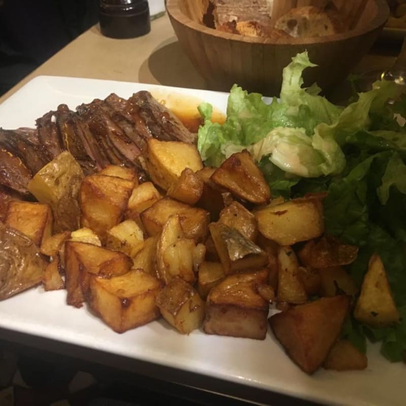 pommes de terre au four classiques avec salade et le canard est cuit dans un très bon sang accompagné d'une sauce au miel - Le Drapeau, Paris
