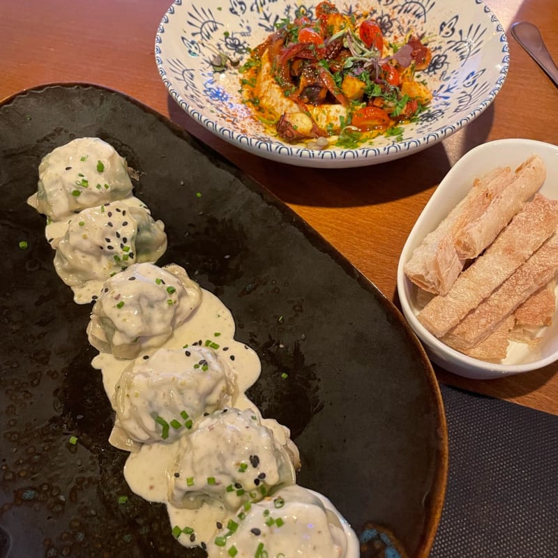 Gyozas de gamba i hummus amb pop - Rumba, Palamos