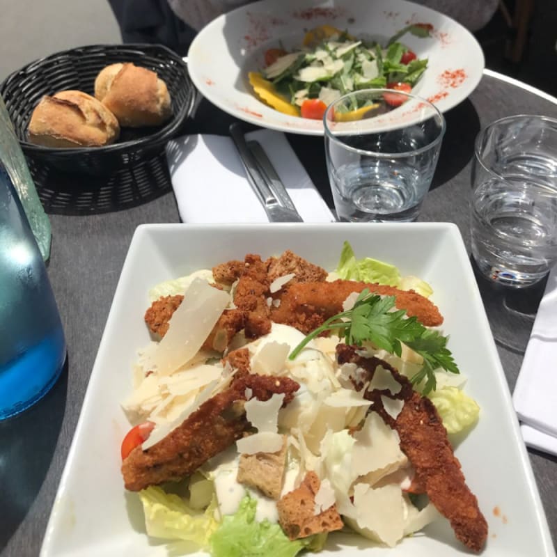 Le poulet de la salade était très sec et surtout très froid (certainement sorti du réfrigérateur...). Je pensais à un poulet croustillant, frit à la dernière minute. C'est une salade vraiment basique (un œuf, quelques tomates) à 17€. Les raviolis et leur sauce était en revanche délicieux (et copieux). - Hortense, Paris