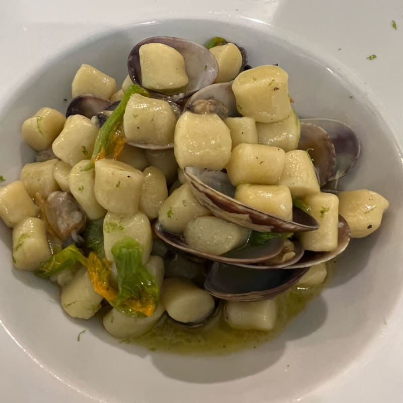 Gnocchi home made con vongole fiori di zucca e limone - MaTe Bistrot, Nettuno