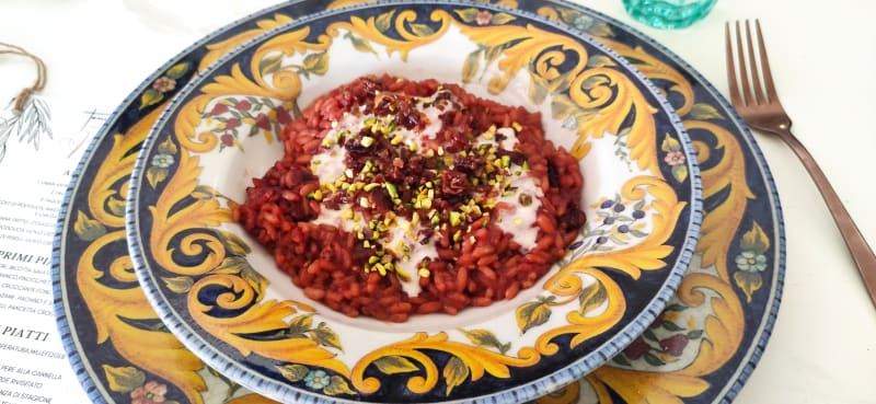 Risotto alla barbabietola, con fonduta di formaggi, pancetta croccante e granella di pistacchio - Tenuta Contessa