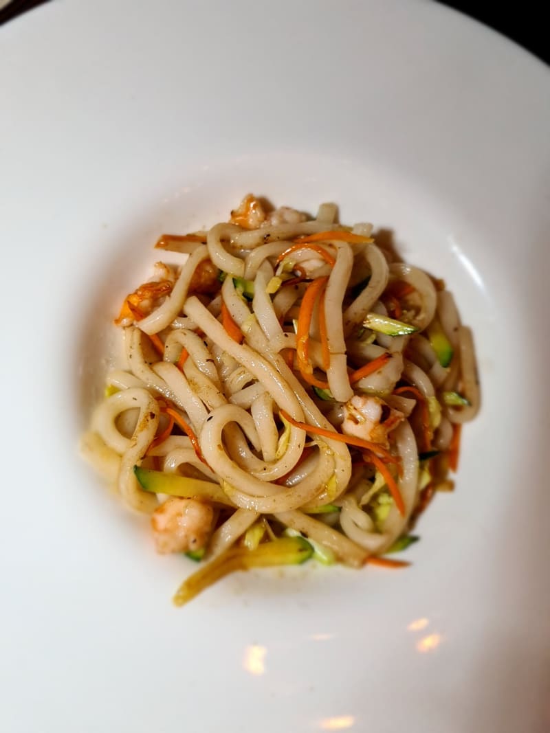 Delizioso cibo giapponese yaki Udon, Linguine con frutti di mare