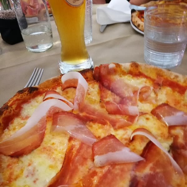 Pizza con Puzzone di Moena e speck, ottima! - MZ Millennum