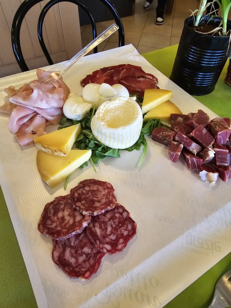 Tagliere di salumi e formaggi - Tipica - Cucina Barese, Bari