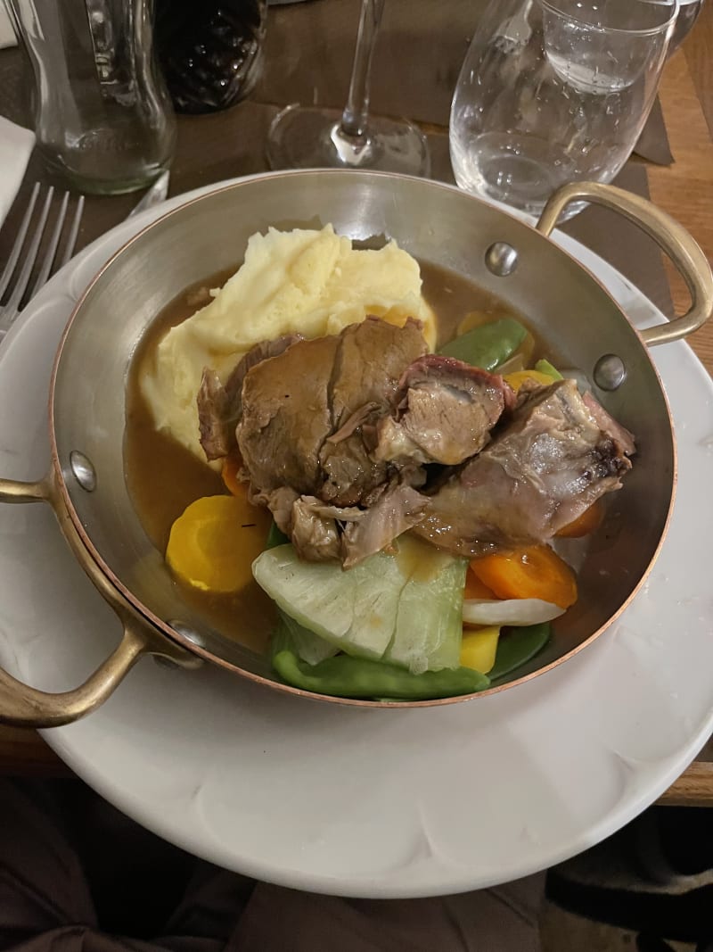 Epaule d’agneau de 7 heures, cuite avec amour - Le Petit Pontoise, Paris