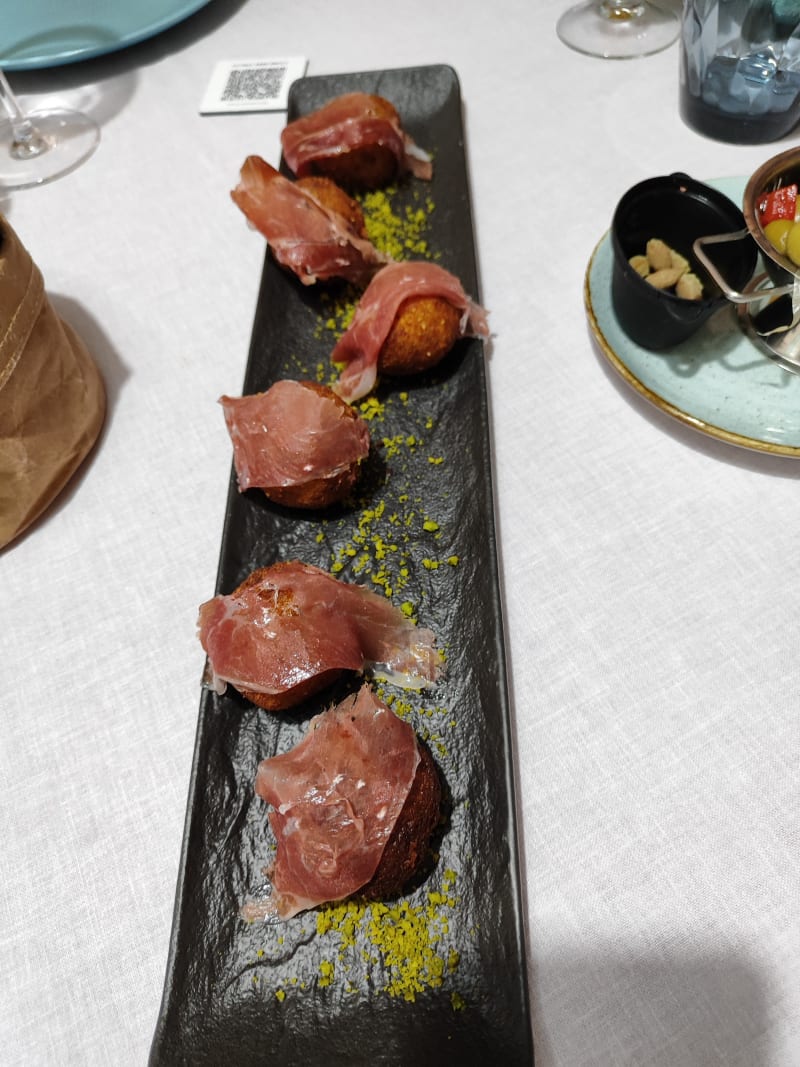 Croquetas caseras de jamón ibérico y polvo de pistacho - SoMa - Hotel Vincci SoMa, Madrid