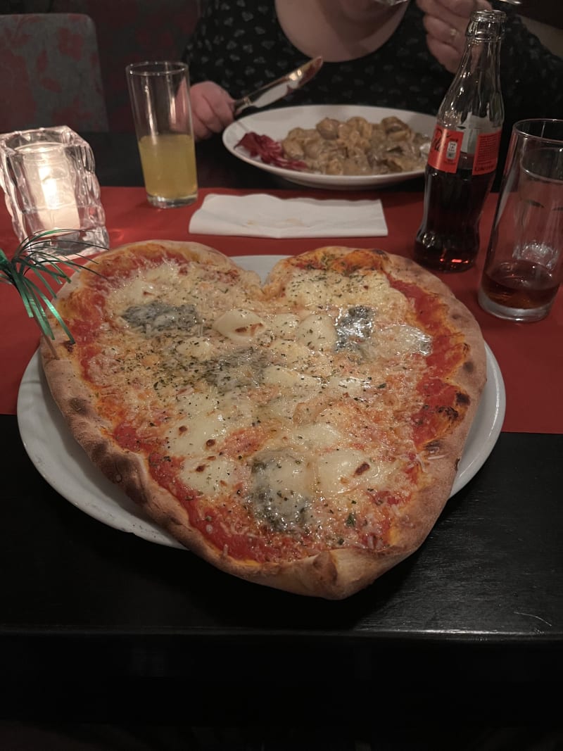 Pizza quattro formaggi in hartvorm ivm valentijnsdag. - La Lanterna Scheveningen, The Hague