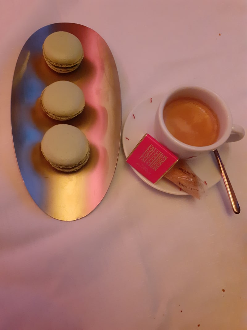 Dessert : macarons  pistache  - Le Grand Café Fauchon, Paris