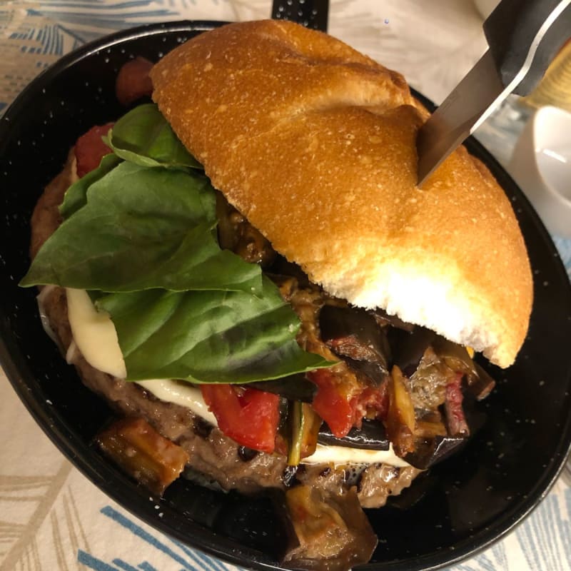 Hamburger, melanzane a funghetto, provola di Agerola e bacon.  - Cico's RistoPub, Maiori