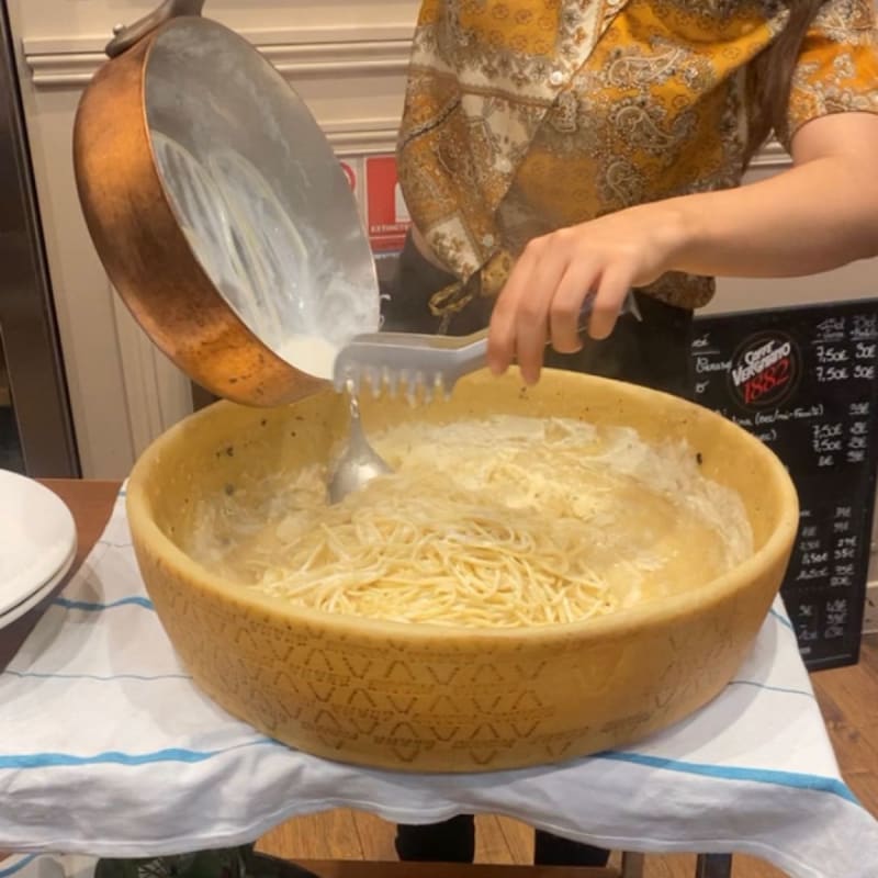 Pâtes flambées dans la meule du parmesan  - Romantica Caffé - Etoile, Paris