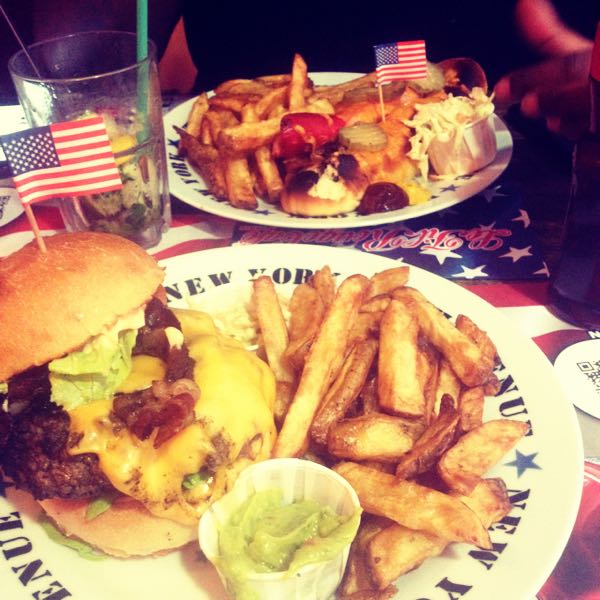 Blt burger et en face hot dog - Le Fil Rouge Café, Paris