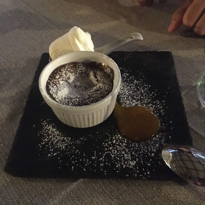 Un buon soufflé servito con gelato alla vaniglia e marmellata di albicocche. - Al Borgo