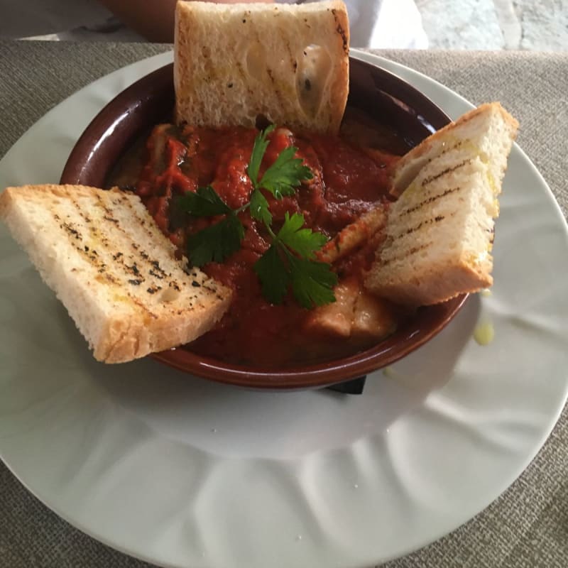 Pesci del lago di Trasimeno, con pomodoro e pane. - Al Borgo