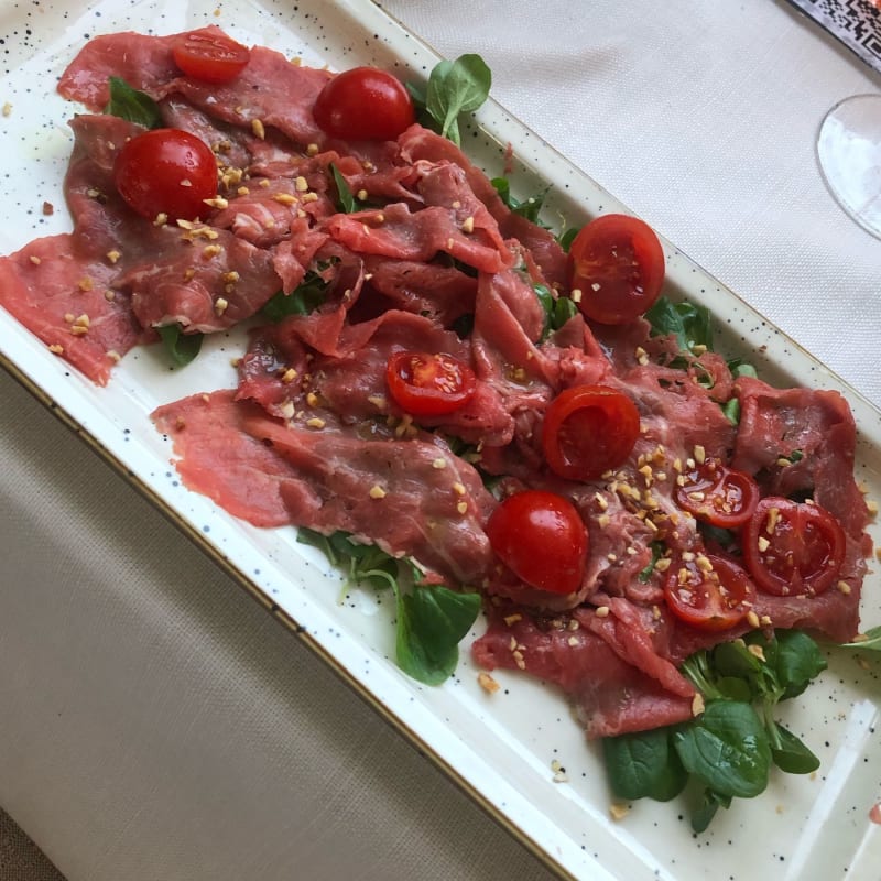 Letto di songino, con pistacchi e pomodorini. - Ca’ Solare, Trezzano Sul Naviglio